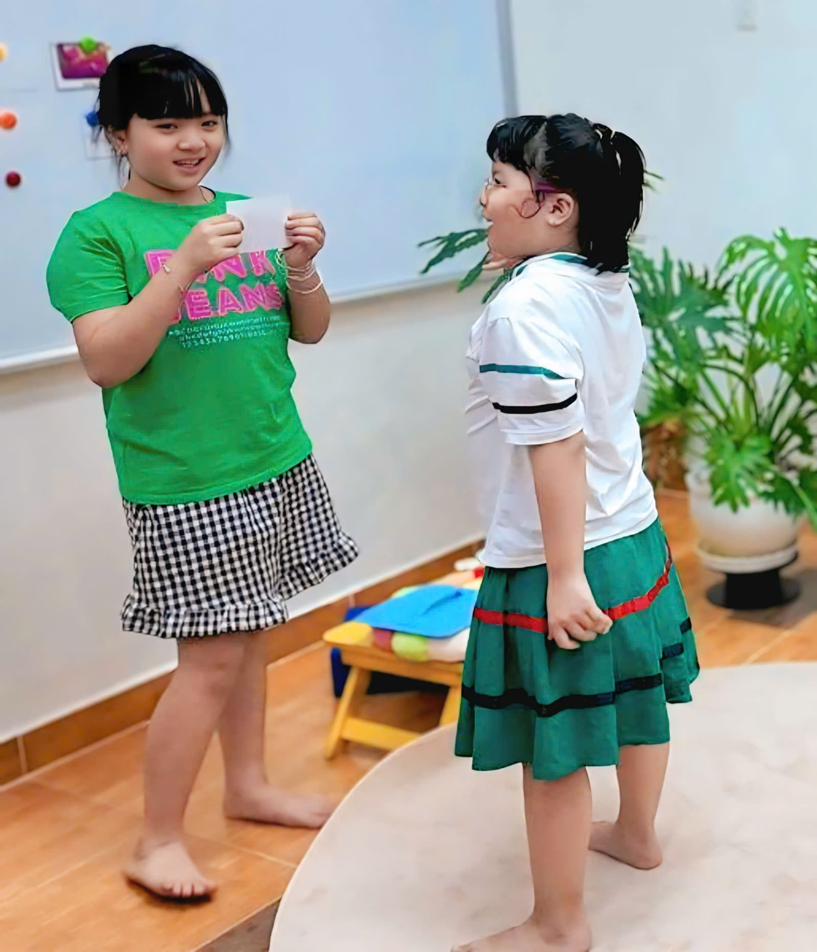Hai bé đóng vai hội thoại