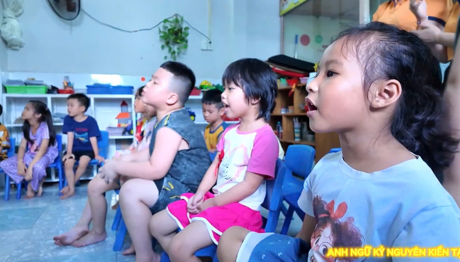 Các bé chăm chú lắng nghe