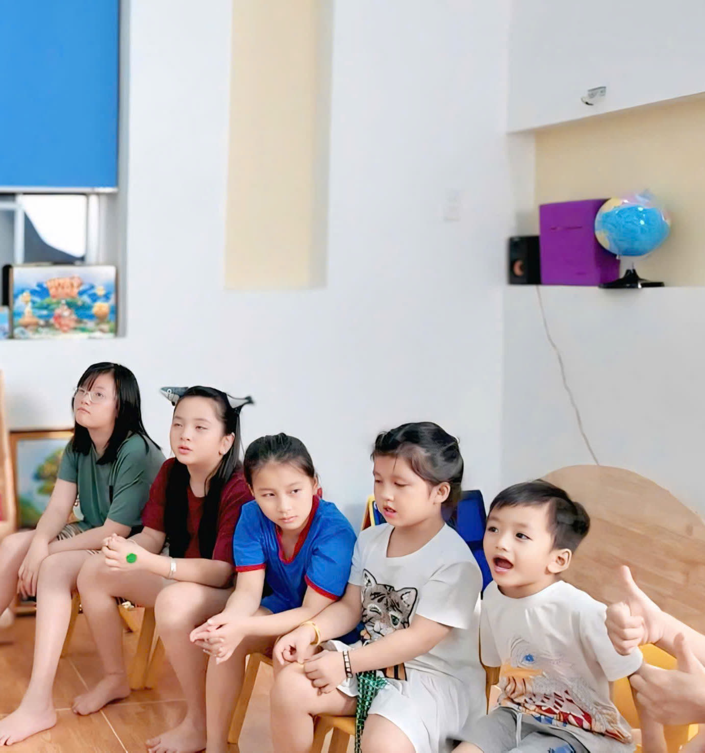 Các bé nghe kể chuyện