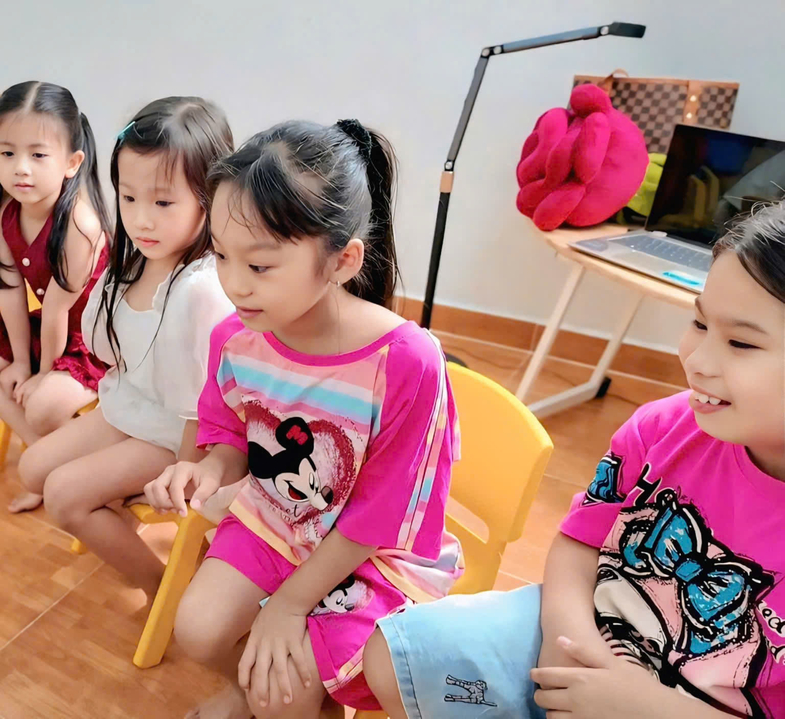 Bé nhận sticker khen thưởng