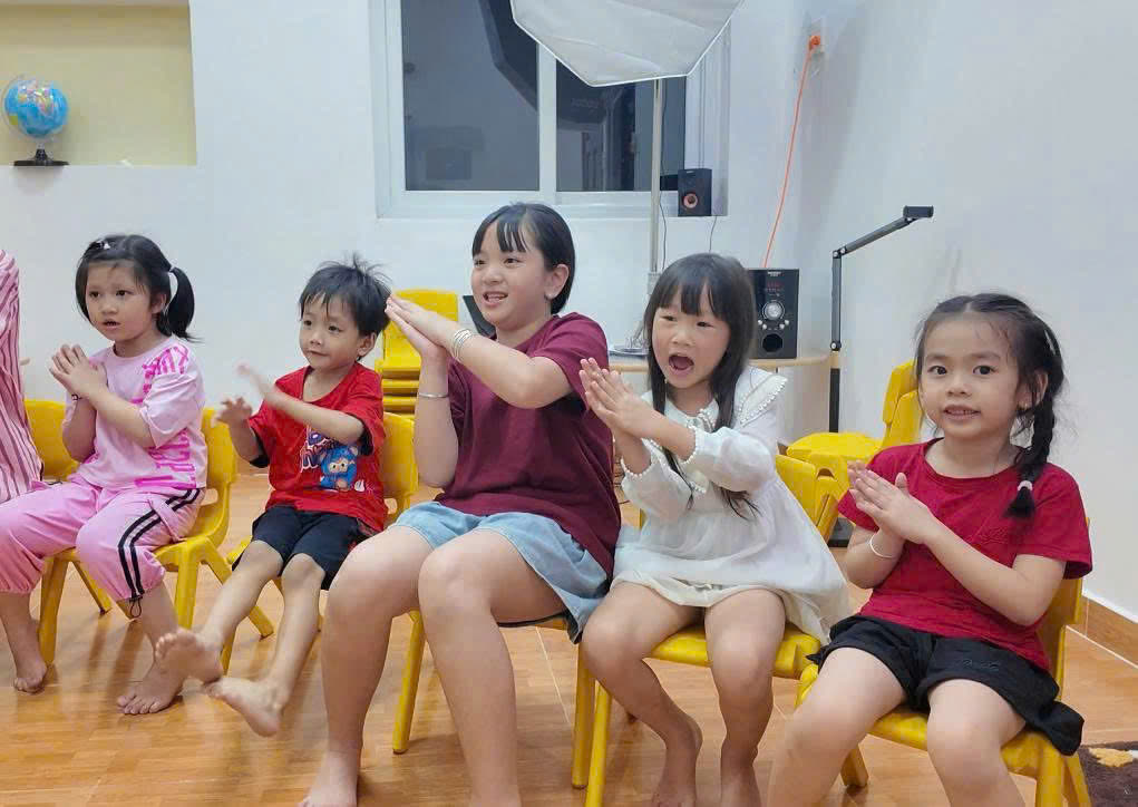 Các bé vui chơi trong lớp bán trú cuối tuần