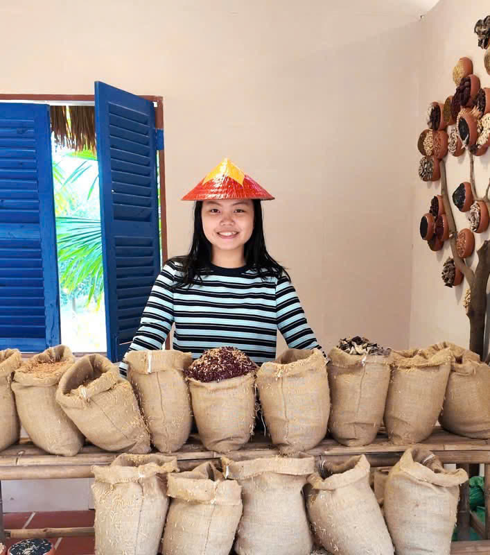 Học sinh đội nón lá
