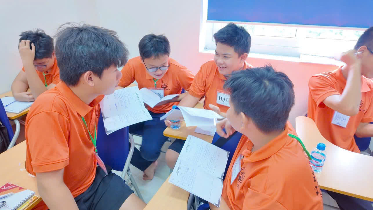 Học sinh THCS thảo luận nhóm